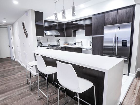 3rd image of 441 S Barrington Ave #202