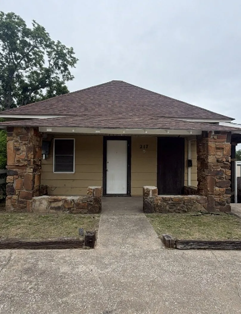217 North Wilson Avenue — Photo 1