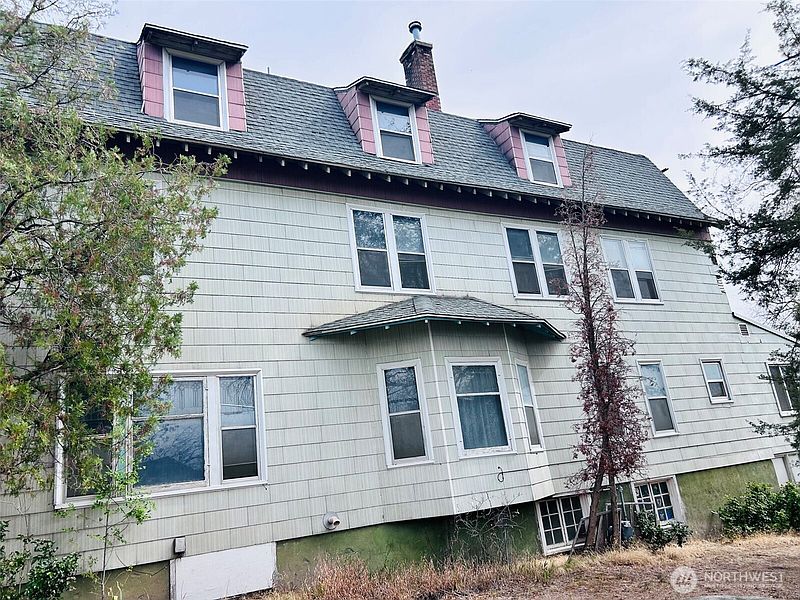 3rd image of 12 E 4th Avenue