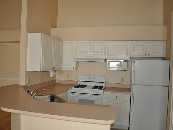 4th image of 13810 Sutton Park Dr N APT 1032