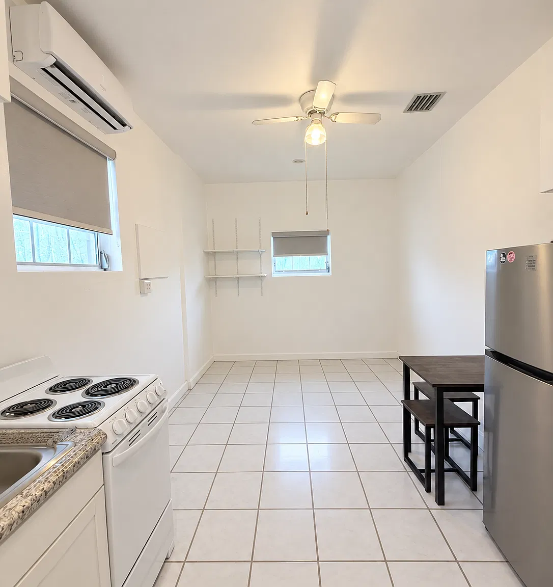 Studio, 300 sqft, $1,100 — Photo 1