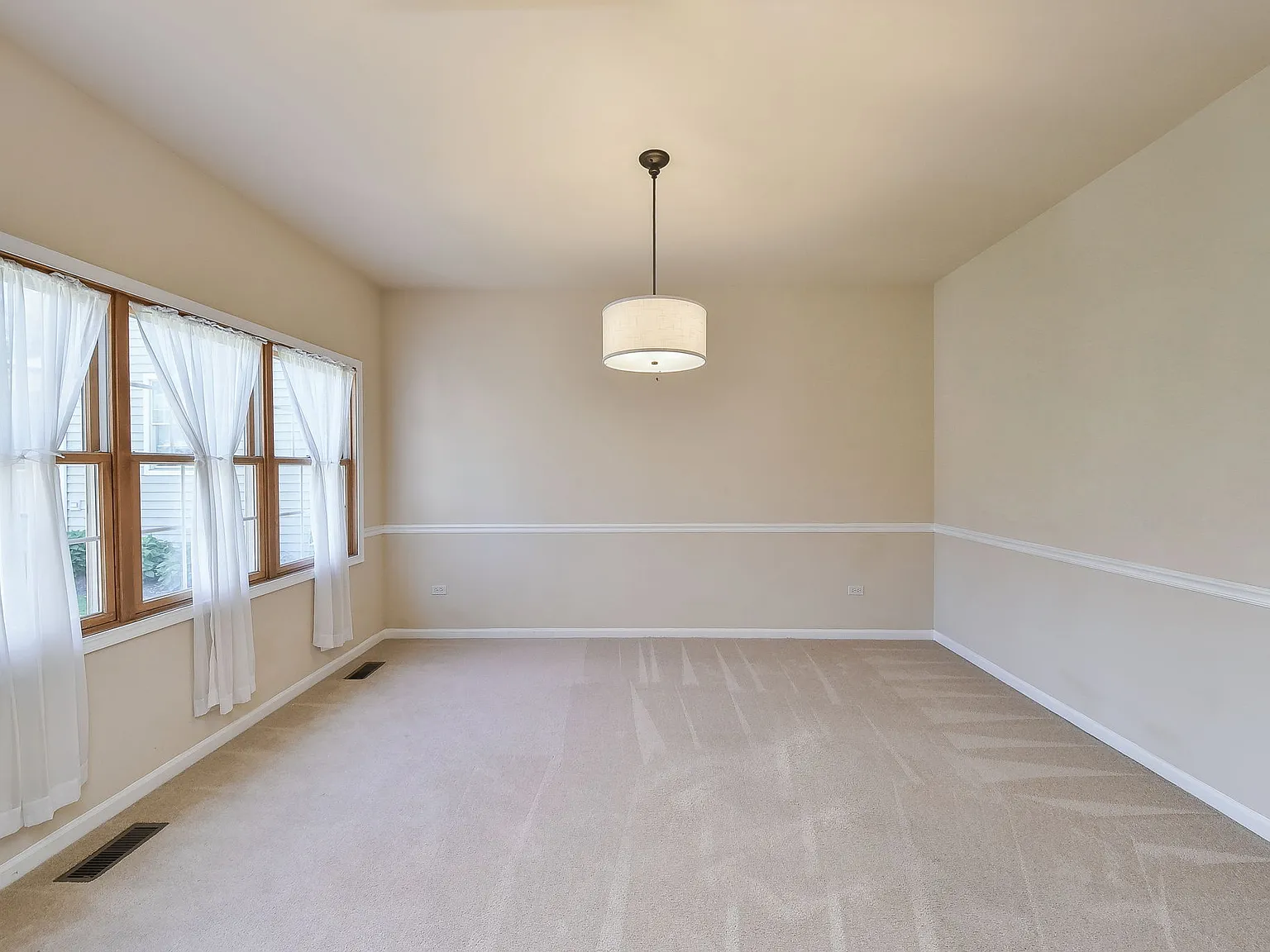 3 bed, 2192 sqft, $3,800 — Photo 4