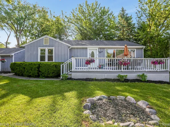 1053 Sarena Ave, Waterford, MI 48327