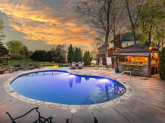 4th image of 1033 Beech Grove Rd
