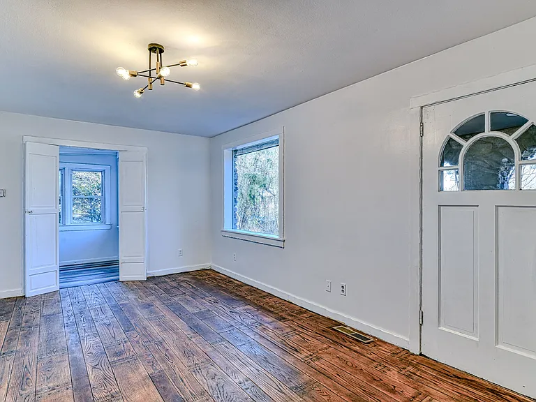 19 Innis Ave — Photo 3