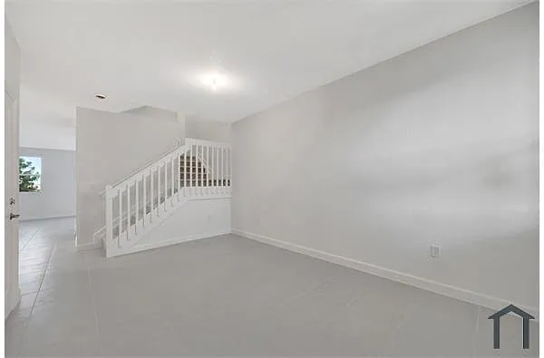 Building Photo - 2556 SE 27th Ct