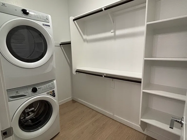En-suite washer and dryer in the walk-in-closet