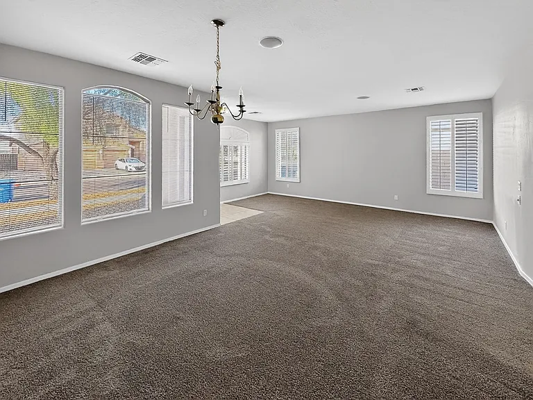 2421 W Ellis St — Photo 8