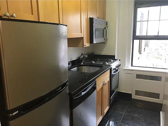 4th image of 95 Christopher St APT 15E