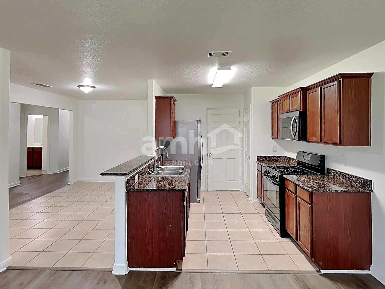 3 bed, 2.0 bath, 1393 sqft, $1,915 — Photo 3