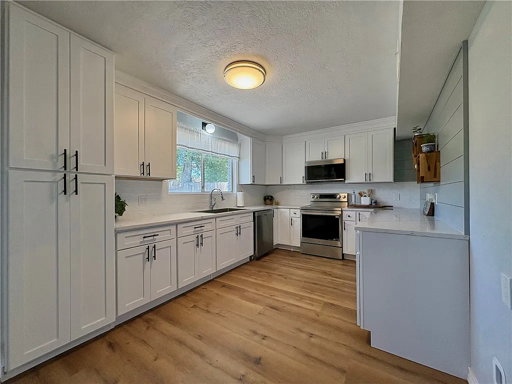 3 bed, 2.0 bath, 1379 sqft, $2,100 — Photo 3