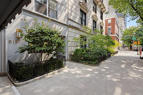 Sold by Compass | media 37