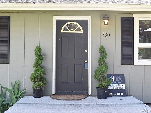 3rd image of 330 SE Evergreen Dr