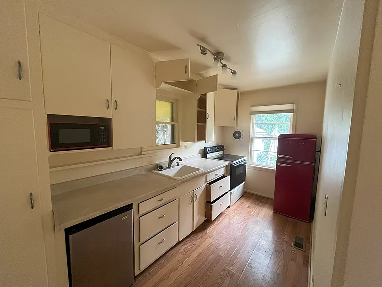 930 W Sylvan St — Photo 5