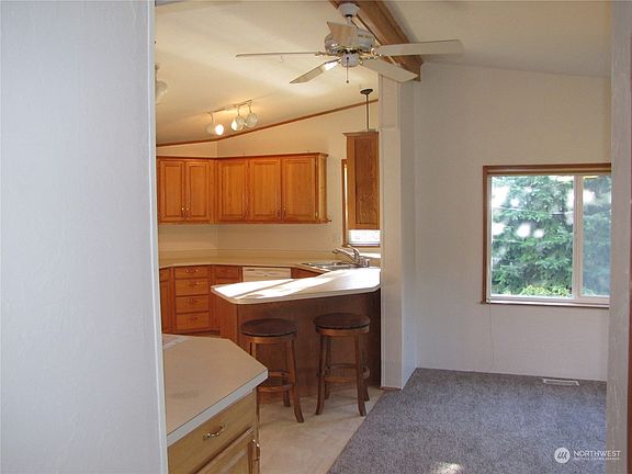 5th image of 370 Parkwood Boulevard