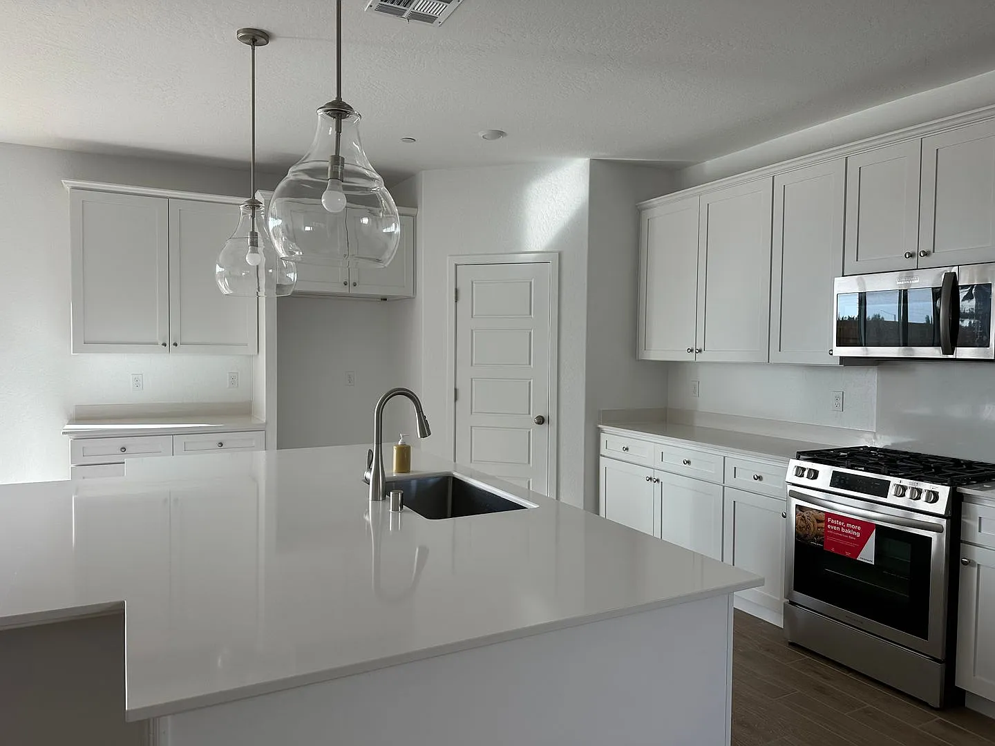 Brand new home in desirable neighborhood — Photo 4