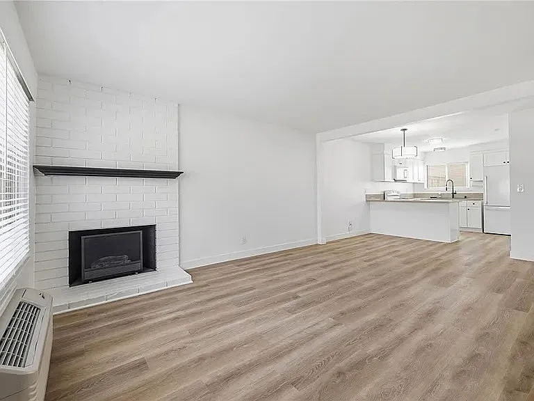 2 bed, 1024 sqft, $3,500 — Photo 3