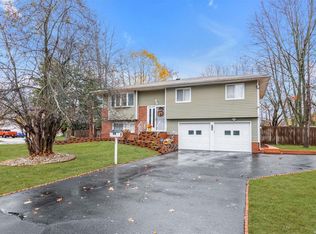 221 Locust Dr, Bay Shore, NY 11706