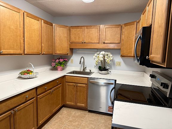 5th image of 55 Tall Oaks Dr Unit T5