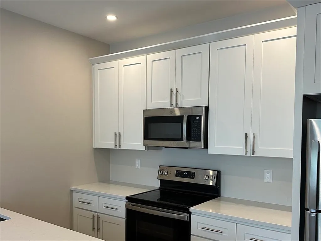2 bed, 1.0 bath, 712 sqft, $3,000 — Photo 2