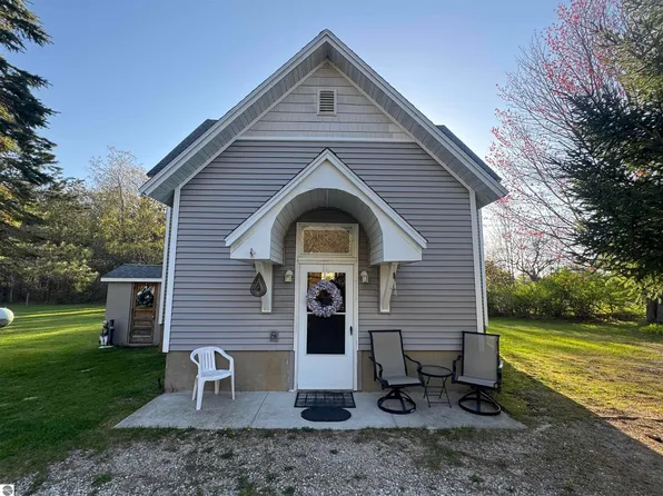 1012 S 35th Rd, Cadillac, MI 49601