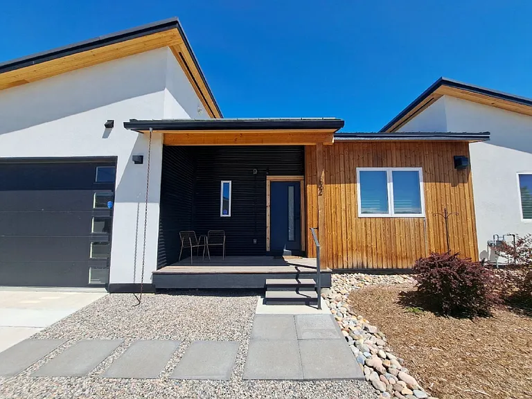 82 Pioneer Ave — Photo 2