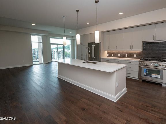 5th image of 122 Stadium Way #616