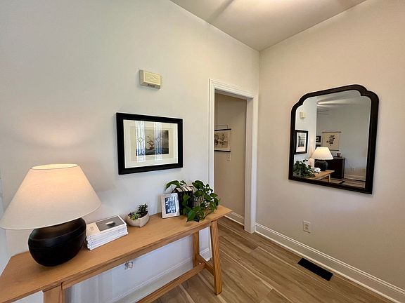 4th image of 36 Woodbury Ln
