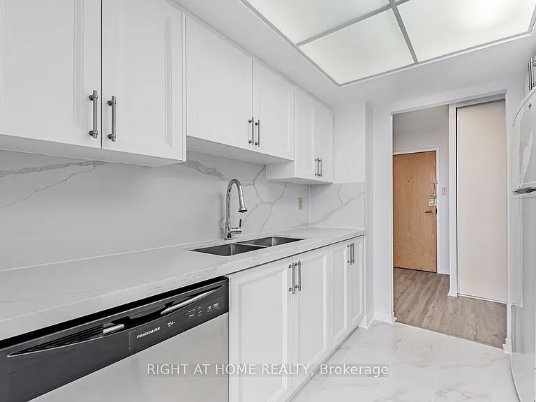 88 Alton Towers Cir #406 — Photo 3
