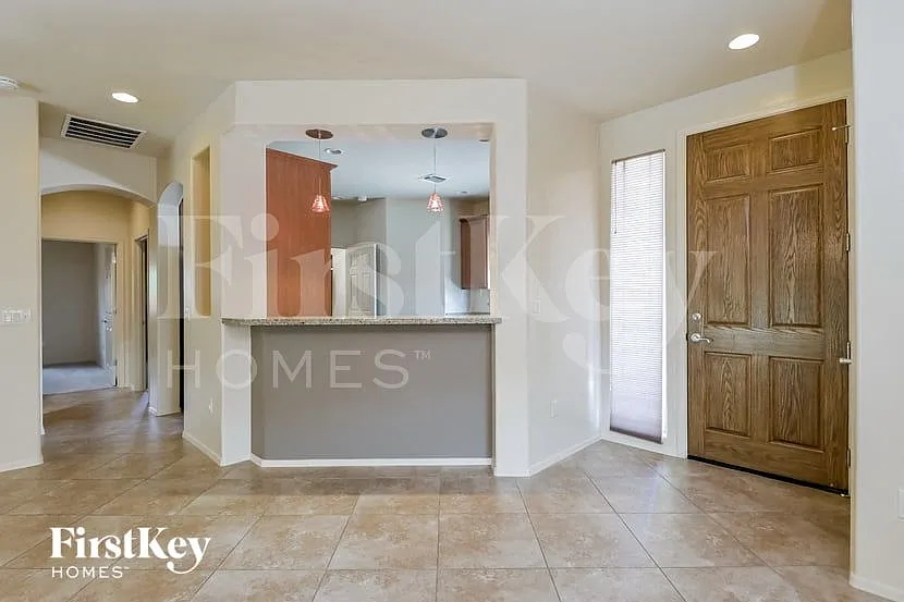 3 bed, 2.0 bath, 1610 sqft, $2,105 — Photo 4