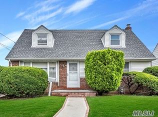 33 Holland Ct, Valley Stream, NY 11580