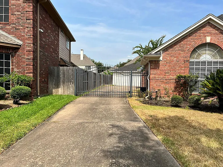 1718 Berkoff Dr — Photo 44
