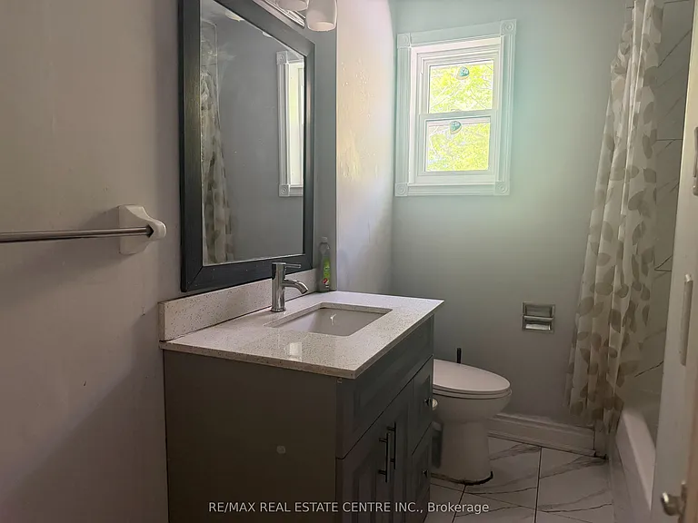 62 Corby Cres — Photo 3