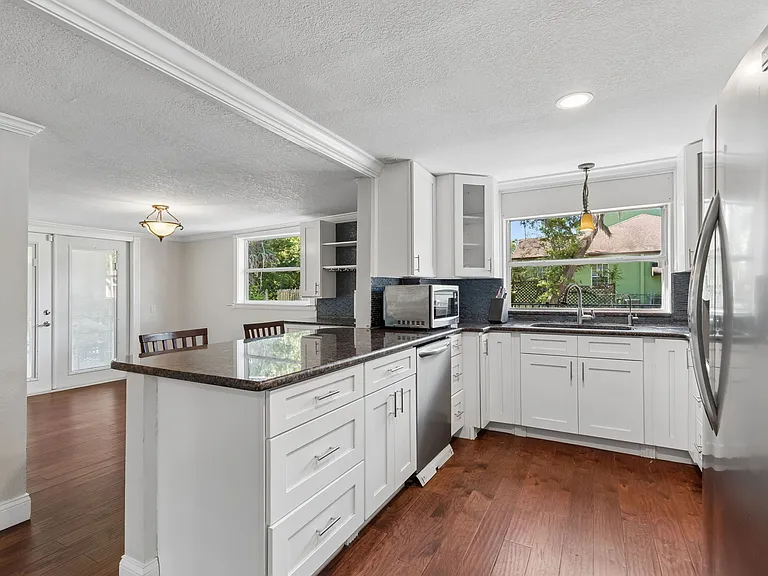 734 Elm St — Photo 8