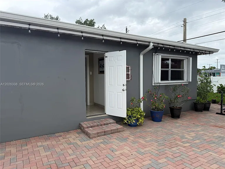 414 SW 2nd Ter #0 — Photo 2