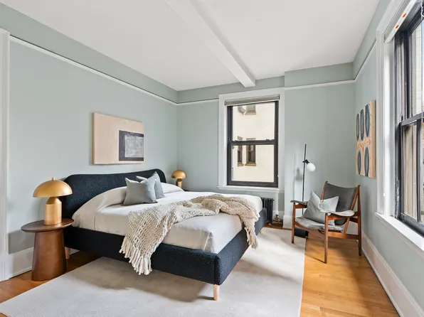 212 East 48th Street image 4 of 14