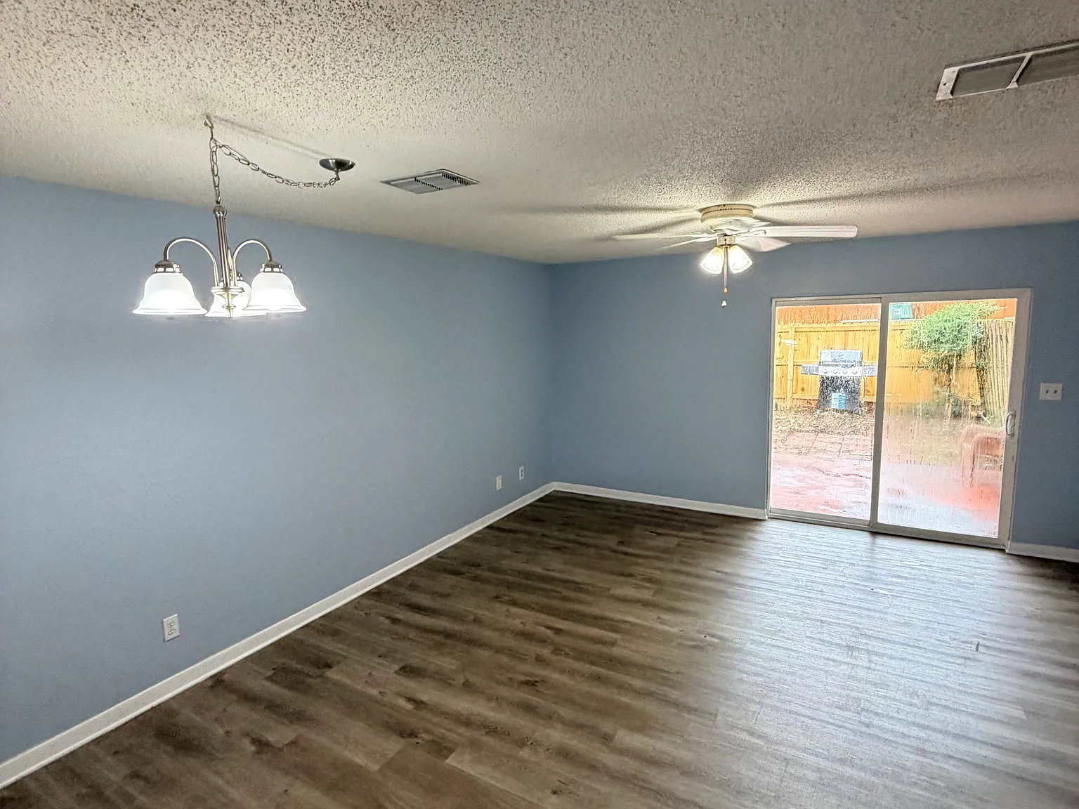 2 bed, 1.5 bath, 1298 sqft, $1,600 — Photo 2