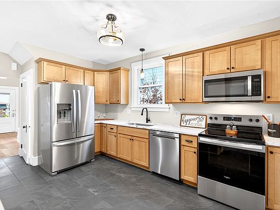 5th image of 736 Mace St