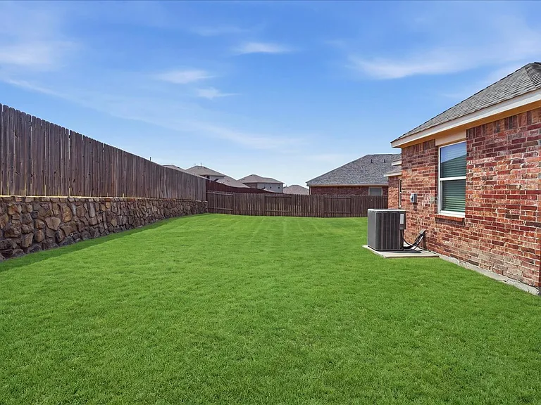 411 Winchester Dr — Photo 16