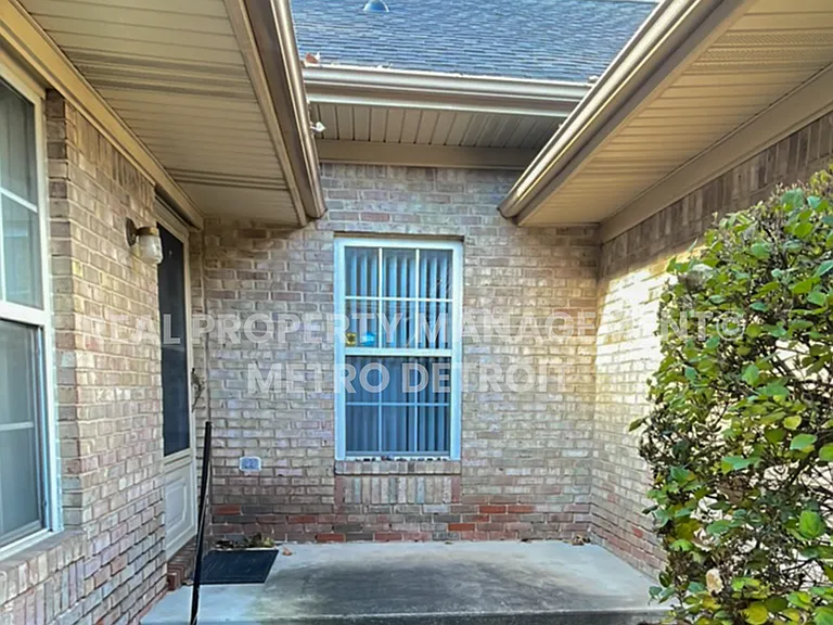 5560 Seabreeze Ln — Photo 3