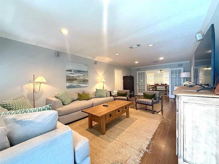 1434 Glourie Dr — Photo 2