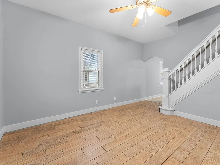 917 W 12th St — Photo 20