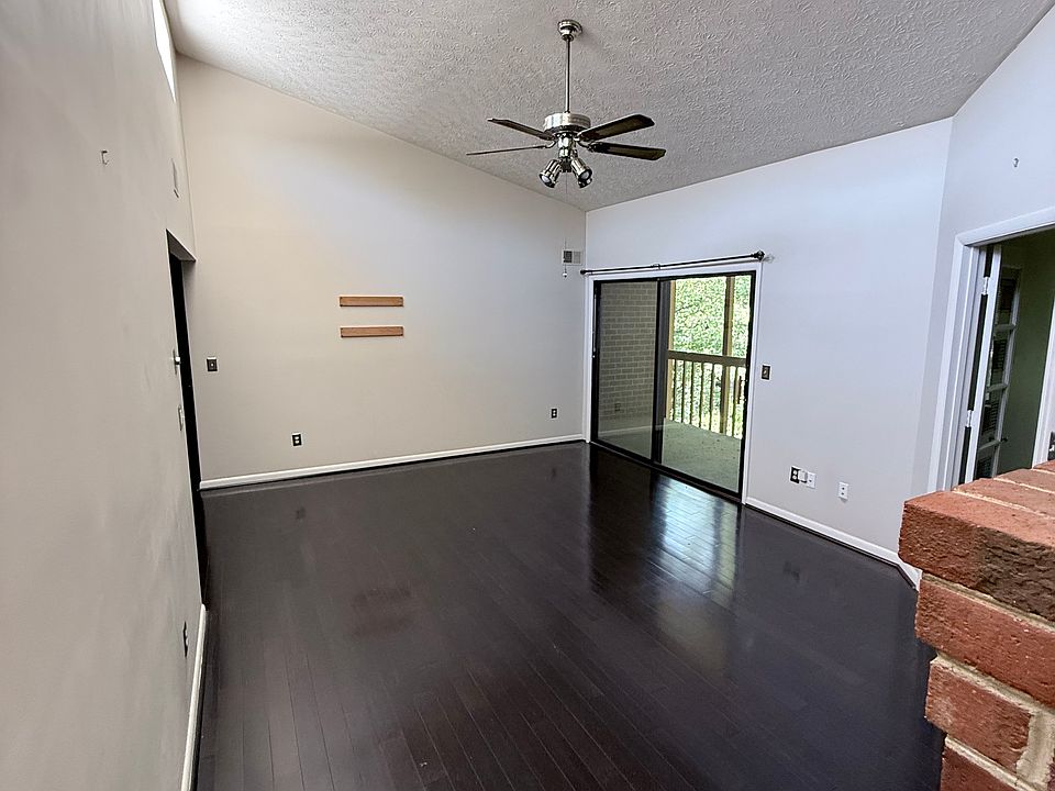 Large living room with balcony & bonus room access
