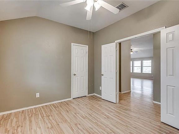 3rd image of 914 Oak Hollow Ln