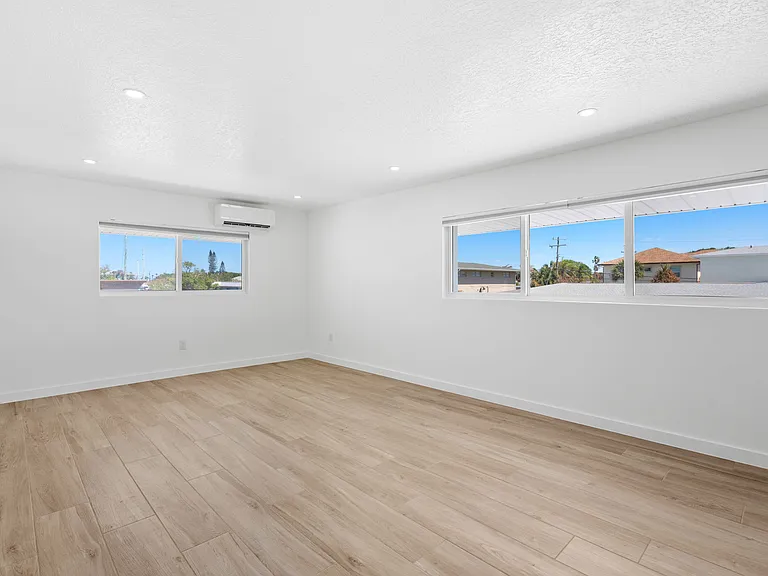 210 6th Ave — Photo 3