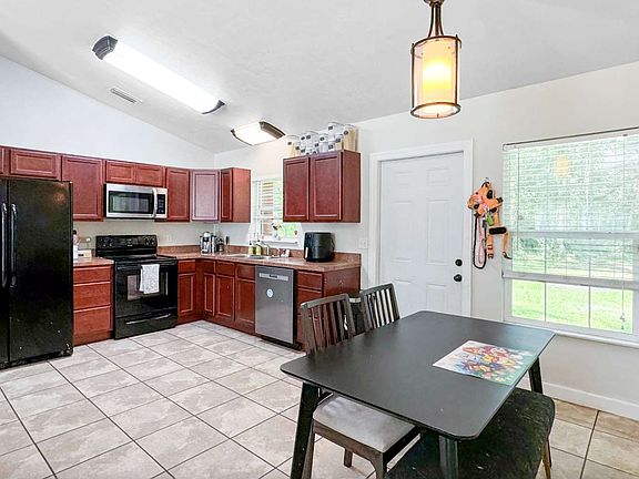 2nd image of 215 SW Vermont Way