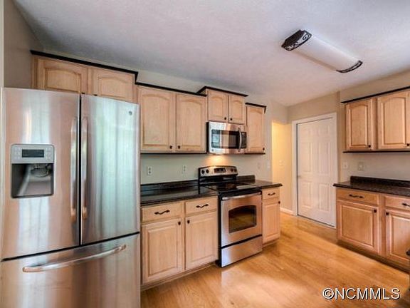 4th image of 804 Summit Farm Ln