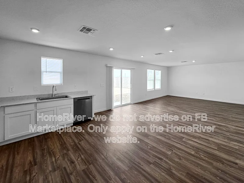 4 bed, 2.5 bath, 1943 sqft, $1,985 — Photo 4