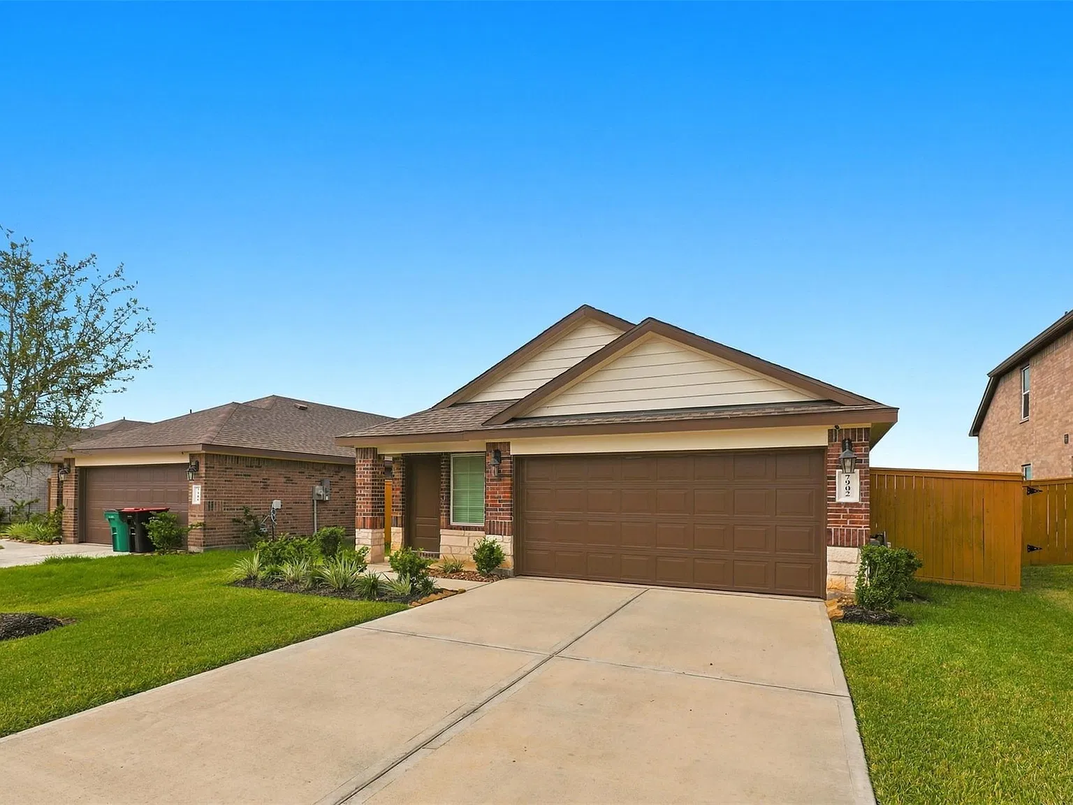 3 bed, 2.0 bath, 1592 sqft, $2,300 — Photo 1