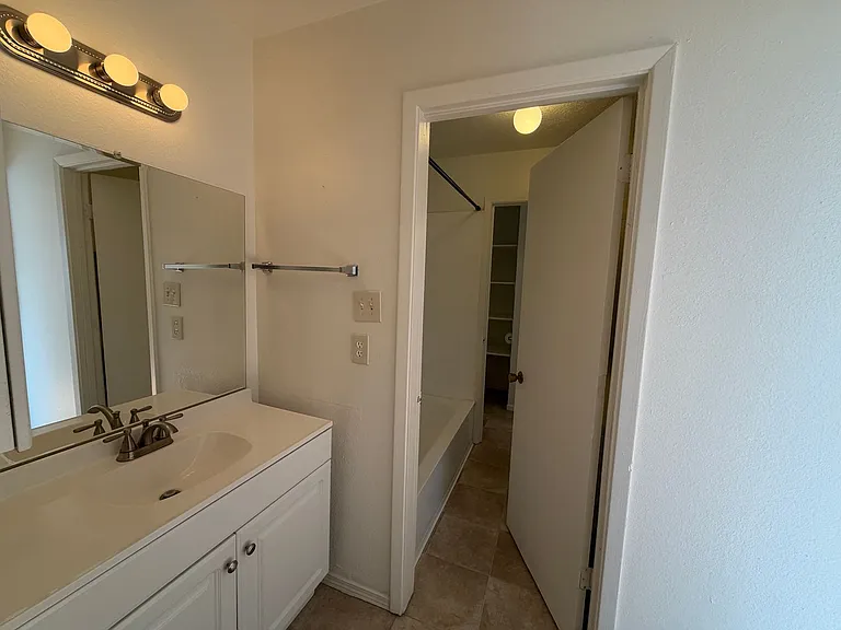 8444 Spain Rd NE — Photo 18